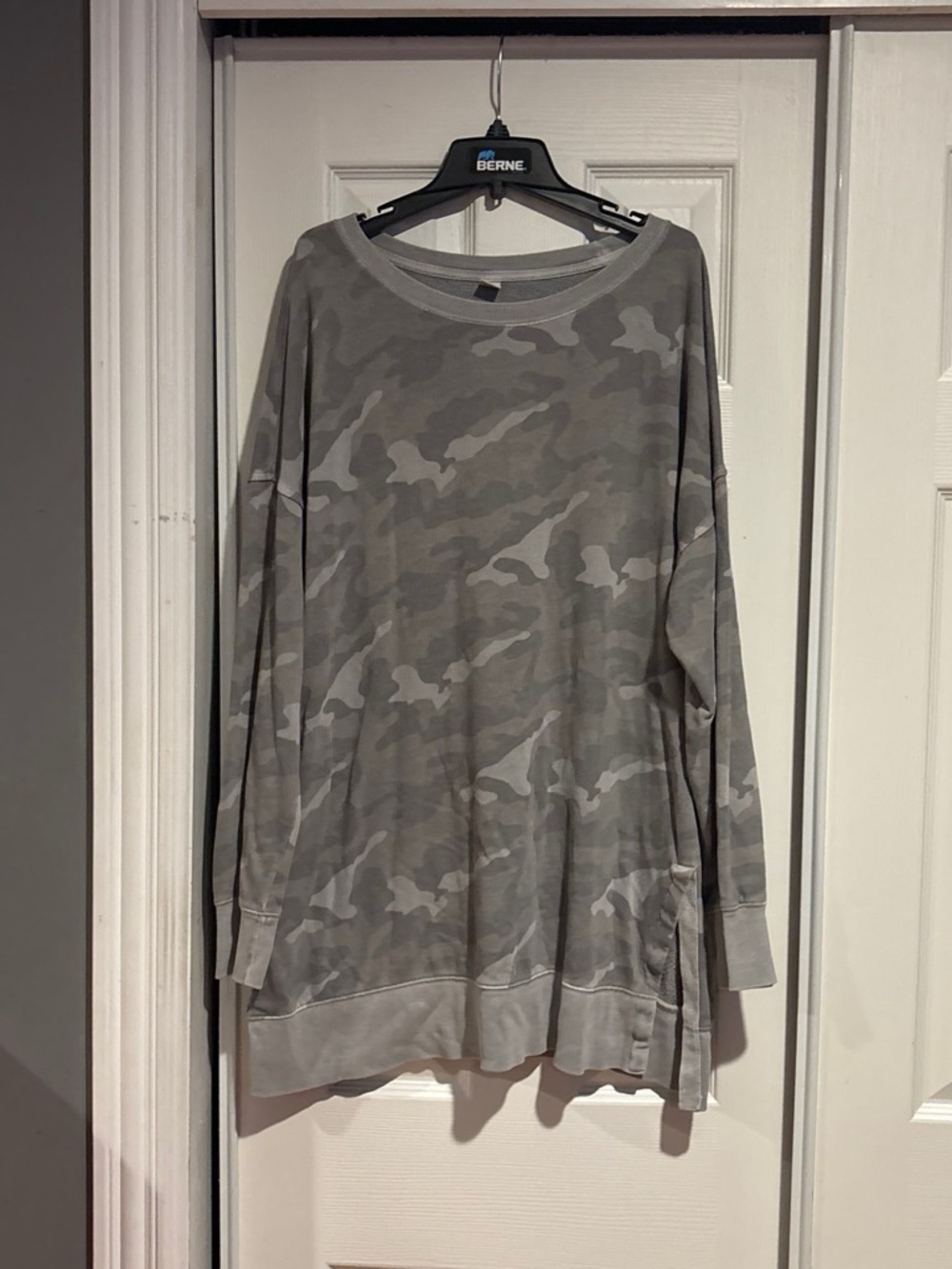 Old Navy Men’s Gray Camo Long Sleeve Tee